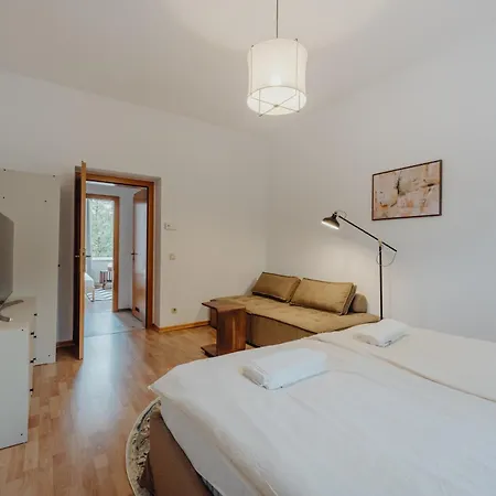 Charmanter Altbau Im Herzen Von Mit Self-checkin, Wlan Und 2 Getrennten Schlafzimmern Appartement *